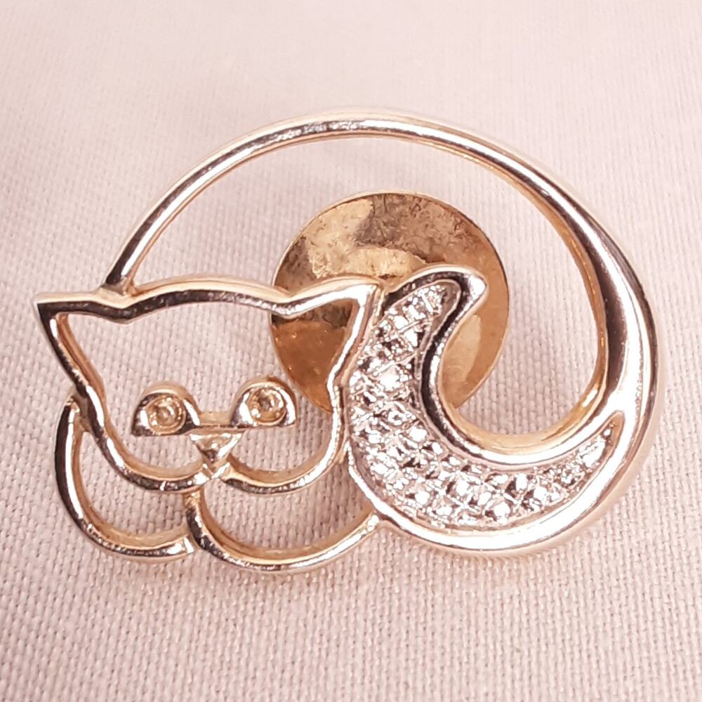 💎Avon Little Resting Cat Pin Gold Tone And Rhinestones Open Work